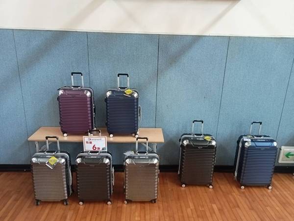 桃園龍潭渴望會館行李箱特賣會，行李箱最低990元起，有胖胖箱、前開式行李箱