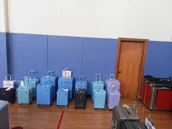 桃園龍潭渴望會館行李箱特賣會，行李箱最低990元起，有胖胖箱、前開式行李箱