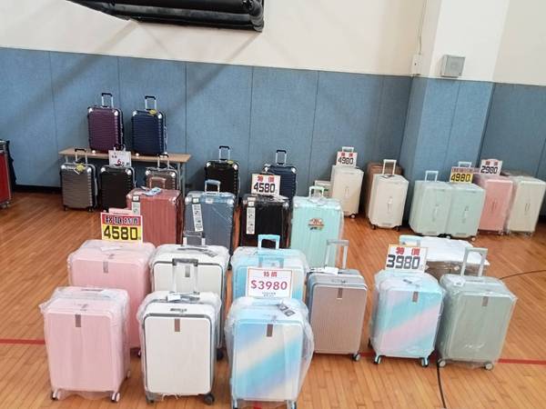 桃園龍潭渴望會館行李箱特賣會，行李箱最低990元起，有胖胖箱、前開式行李箱