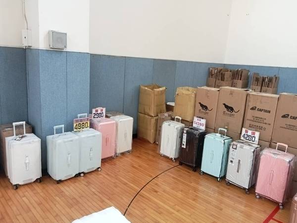 桃園龍潭渴望會館行李箱特賣會，行李箱最低990元起，有胖胖箱、前開式行李箱