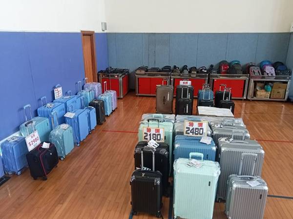 桃園龍潭渴望會館行李箱特賣會，行李箱最低990元起，有胖胖箱、前開式行李箱