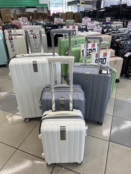 台中南屯行李箱特賣，工廠直營廠拍，最低990元起，胖胖箱、登機箱、包包通通有