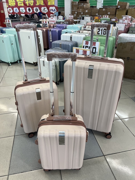 台中南屯行李箱特賣，工廠直營廠拍，最低990元起，胖胖箱、登機箱、包包通通有