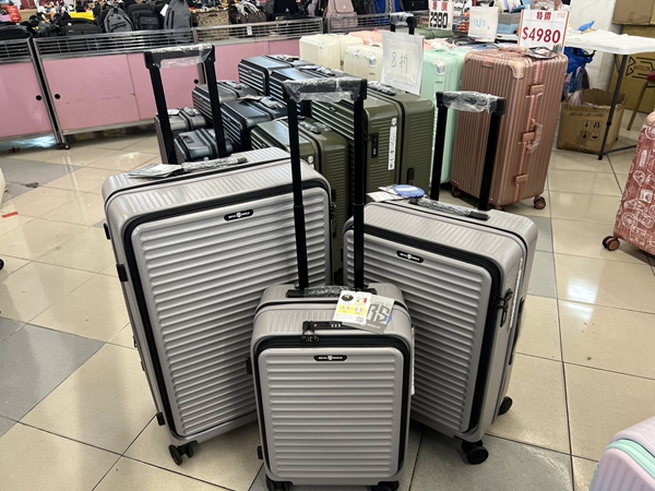 台中南屯行李箱特賣，工廠直營廠拍，最低990元起，胖胖箱、登機箱、包包通通有