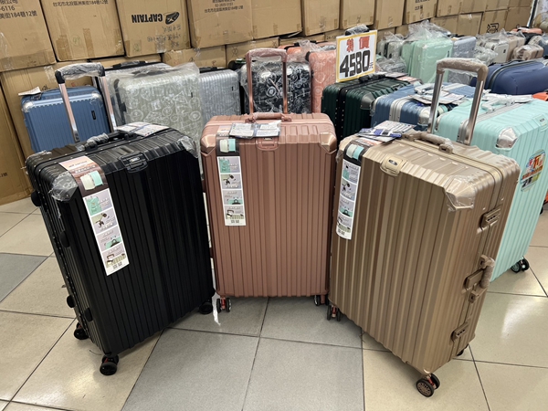 台中南屯行李箱特賣，工廠直營廠拍，最低990元起，胖胖箱、登機箱、包包通通有