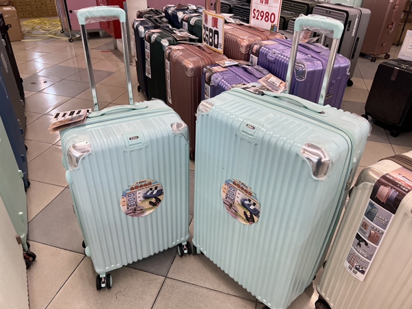 台中南屯行李箱特賣，工廠直營廠拍，最低990元起，胖胖箱、登機箱、包包通通有