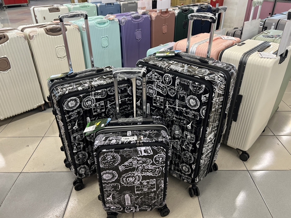 台中南屯行李箱特賣，工廠直營廠拍，最低990元起，胖胖箱、登機箱、包包通通有