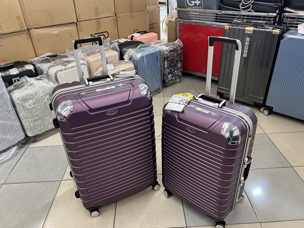 台中南屯行李箱特賣，工廠直營廠拍，最低990元起，胖胖箱、登機箱、包包通通有