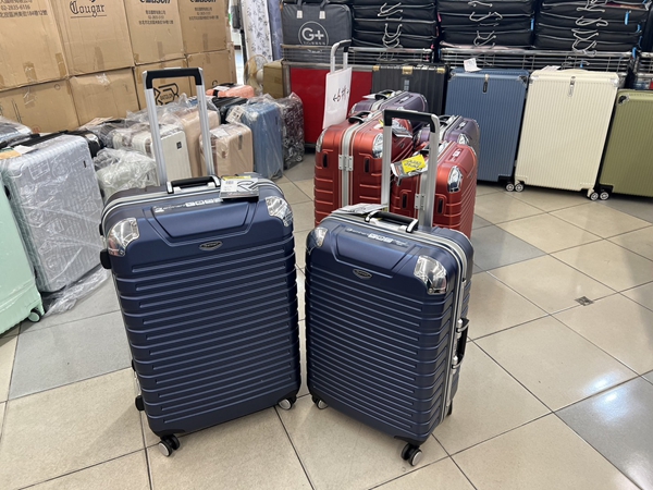台中南屯行李箱特賣，工廠直營廠拍，最低990元起，胖胖箱、登機箱、包包通通有