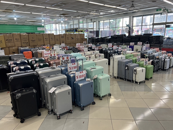 台中南屯行李箱特賣，工廠直營廠拍，最低990元起，胖胖箱、登機箱、包包通通有