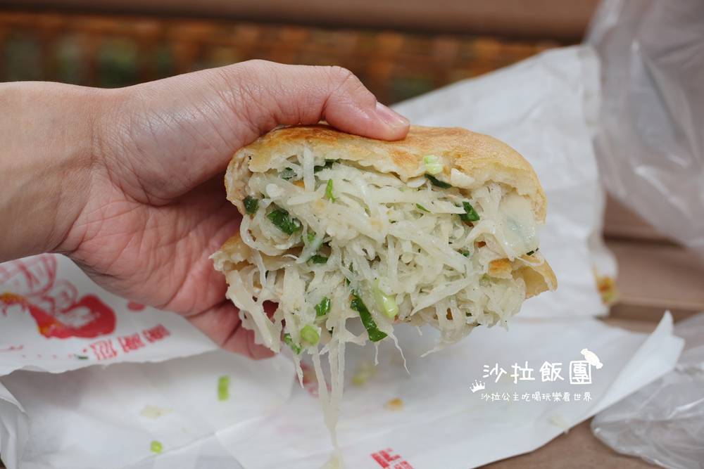 士林劍潭排隊美食『劍潭蔥油餅』爆汁蘿蔔絲餅