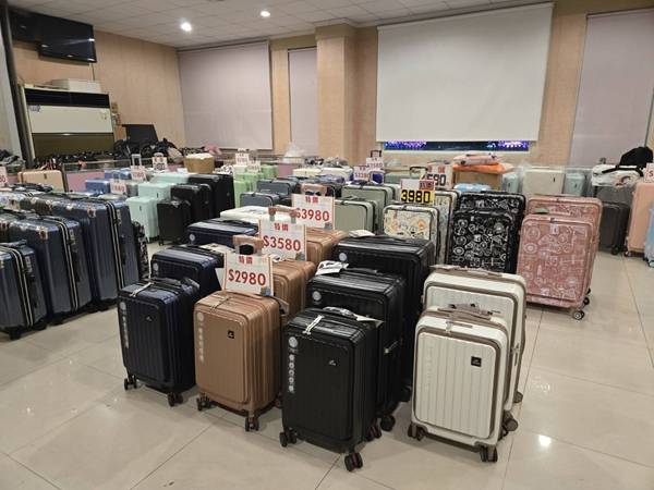 彰化鹿港行李箱特賣會,胖胖箱、前開式行李箱,最低990元起 7 彰化鹿港行李箱特賣會,胖胖箱、前開式行李箱,最低990元起