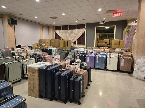 彰化鹿港行李箱特賣會,胖胖箱、前開式行李箱,最低990元起 14 彰化鹿港行李箱特賣會,胖胖箱、前開式行李箱,最低990元起