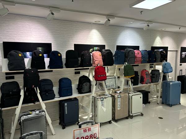 嘉義遠東百貨行李箱特賣會，登機箱990元起，胖胖箱、前開式行李箱、包包任你挑