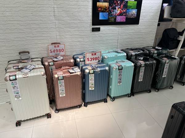 嘉義遠東百貨行李箱特賣會，登機箱990元起，胖胖箱、前開式行李箱、包包任你挑