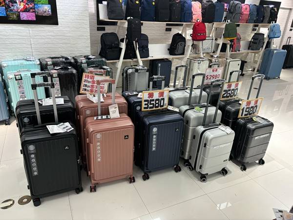 嘉義遠東百貨行李箱特賣會，登機箱990元起，胖胖箱、前開式行李箱、包包任你挑