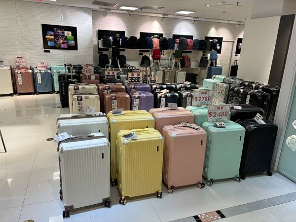 嘉義遠東百貨行李箱特賣會，登機箱990元起，胖胖箱、前開式行李箱、包包任你挑
