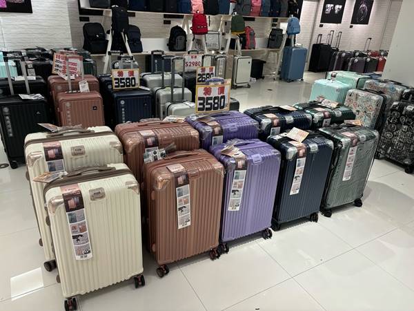 嘉義遠東百貨行李箱特賣會，登機箱990元起，胖胖箱、前開式行李箱、包包任你挑