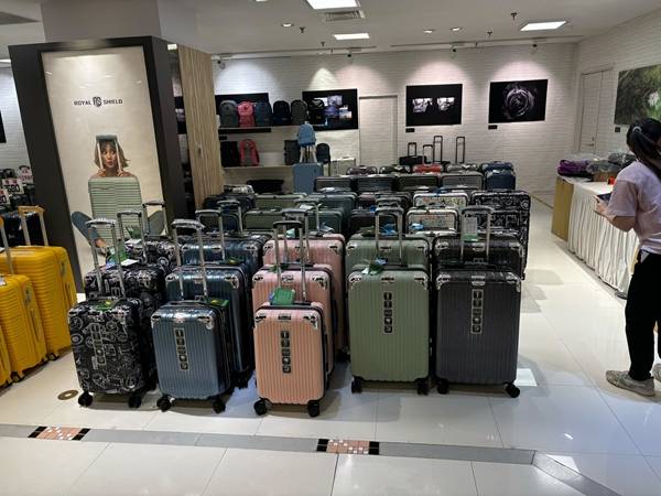 嘉義遠東百貨行李箱特賣會，登機箱990元起，胖胖箱、前開式行李箱、包包任你挑