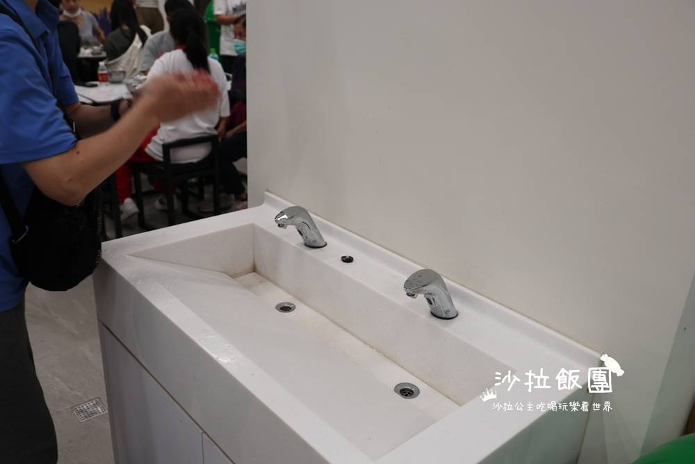 士林夜市地下美食街35間台味小吃，冷氣有強