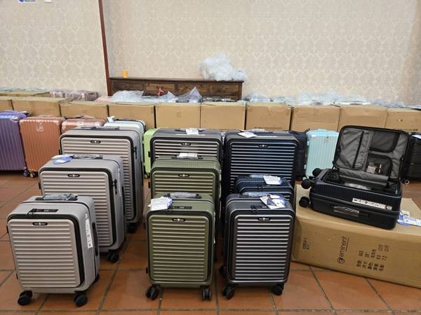 【嘉義西區行李箱特賣會】行李箱最低990元起,胖胖箱、前開式行李箱、包包 16 【嘉義西區行李箱特賣會】行李箱最低990元起,胖胖箱、前開式行李箱、包包