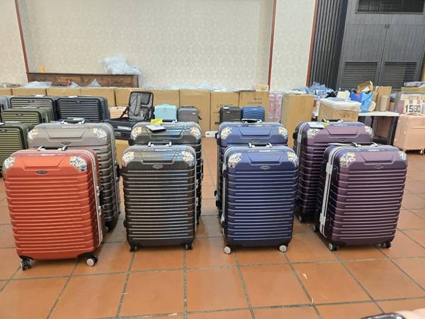 新竹竹東行李箱特賣會,工廠直營廠拍最低990元起,胖胖箱、登機箱、前開式行李箱通通有 14 新竹竹東行李箱特賣會,工廠直營廠拍最低990元起,胖胖箱、登機箱、前開式行李箱通通有