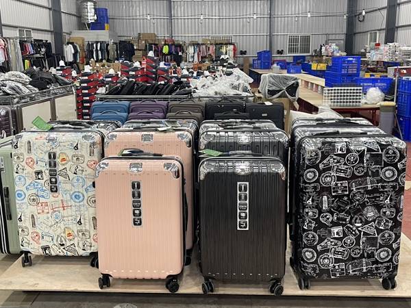 高雄大寮行李箱特賣會，登機箱990元起、胖胖箱、前開式行李箱、包包