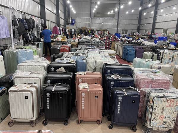 高雄大寮行李箱特賣會，登機箱990元起、胖胖箱、前開式行李箱、包包