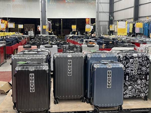 高雄大寮行李箱特賣會，登機箱990元起、胖胖箱、前開式行李箱、包包