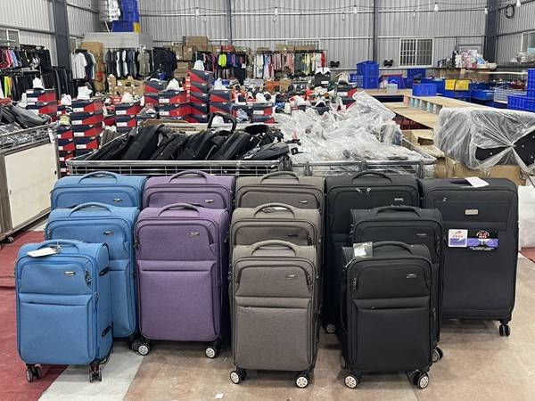 高雄大寮行李箱特賣會，登機箱990元起、胖胖箱、前開式行李箱、包包