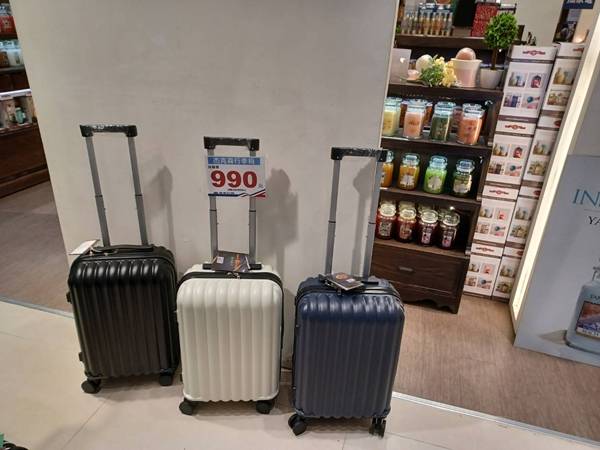 誠品生活高雄大遠百行李箱特賣會，登機箱990元起，胖胖箱、前開式行李箱、包包任你挑