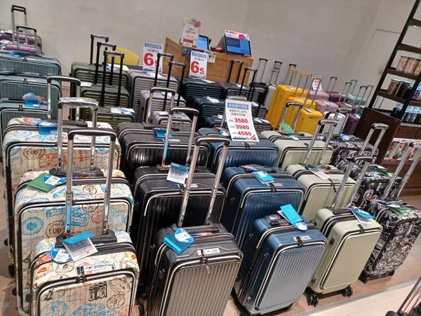 誠品生活高雄大遠百行李箱特賣會，登機箱990元起，胖胖箱、前開式行李箱、包包任你挑