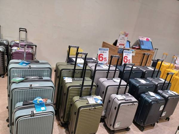 誠品生活高雄大遠百行李箱特賣會，登機箱990元起，胖胖箱、前開式行李箱、包包任你挑