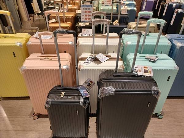 誠品生活高雄大遠百行李箱特賣會，登機箱990元起，胖胖箱、前開式行李箱、包包任你挑
