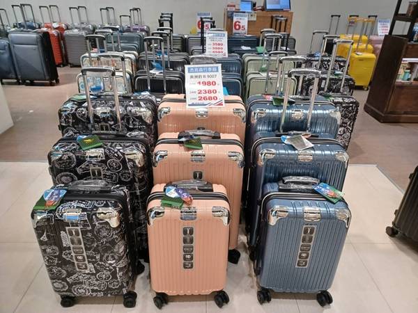 誠品生活高雄大遠百行李箱特賣會，登機箱990元起，胖胖箱、前開式行李箱、包包任你挑