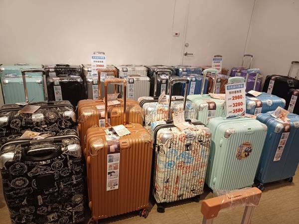 誠品生活高雄大遠百行李箱特賣會，登機箱990元起，胖胖箱、前開式行李箱、包包任你挑