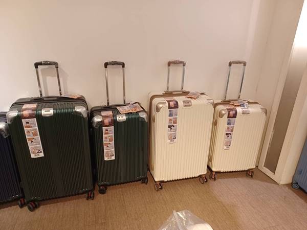 誠品生活高雄大遠百行李箱特賣會，登機箱990元起，胖胖箱、前開式行李箱、包包任你挑