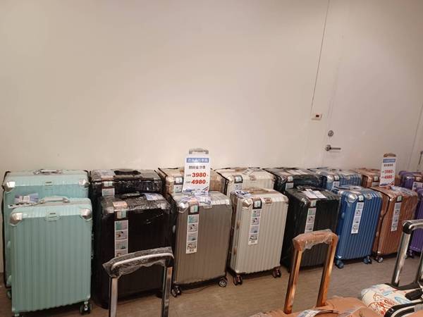 誠品生活高雄大遠百行李箱特賣會，登機箱990元起，胖胖箱、前開式行李箱、包包任你挑