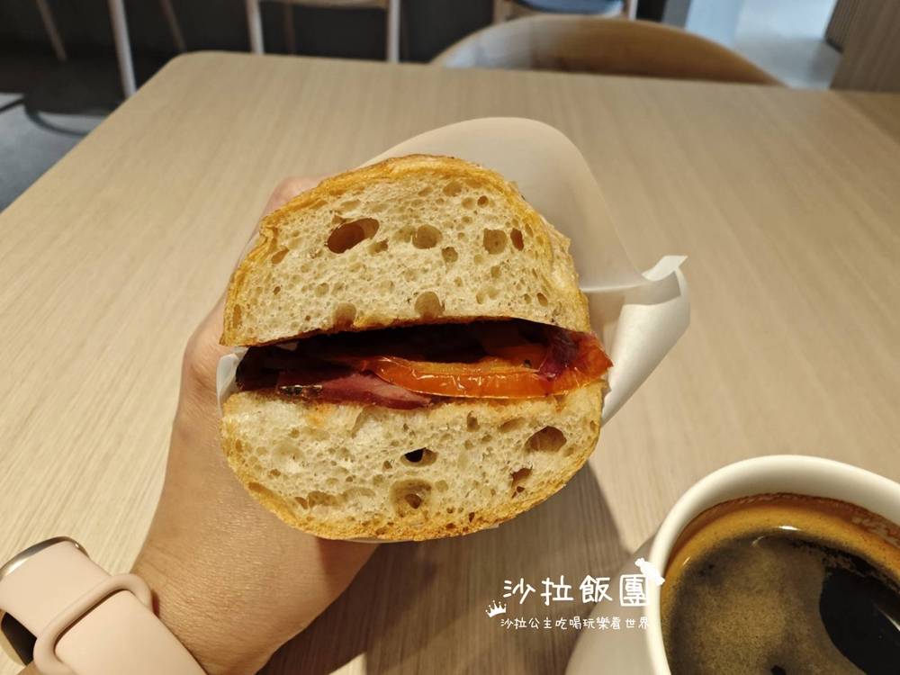 士林不限時咖啡『REEDS PIZZERIA COFFEE 士林店』麵包、沙拉