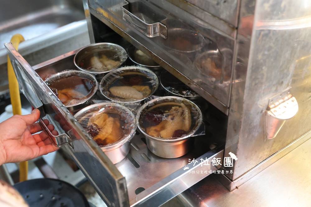 士林夜市美食『堃叔手作糯米腸』糯米腸配雞湯