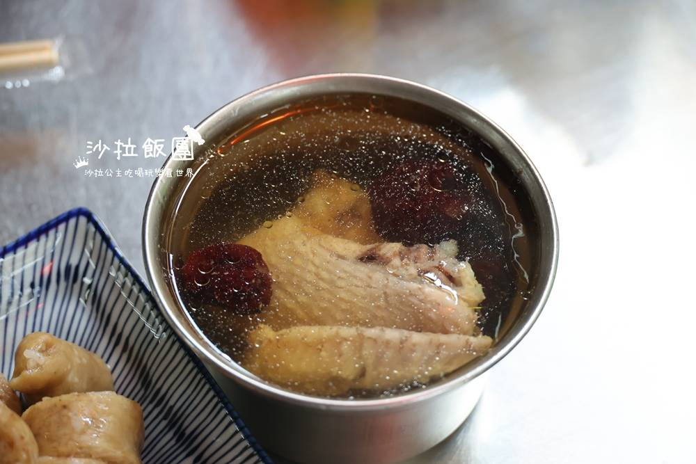 士林夜市美食『堃叔手作糯米腸』糯米腸配雞湯