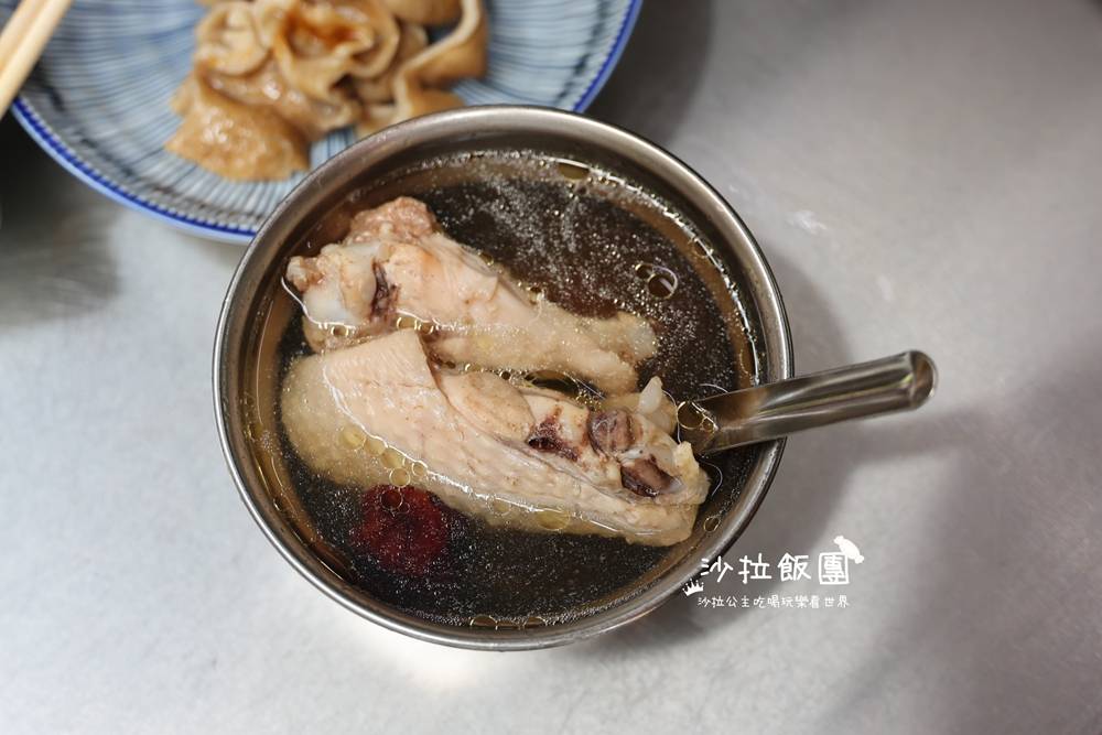 士林夜市美食『堃叔手作糯米腸』糯米腸配雞湯