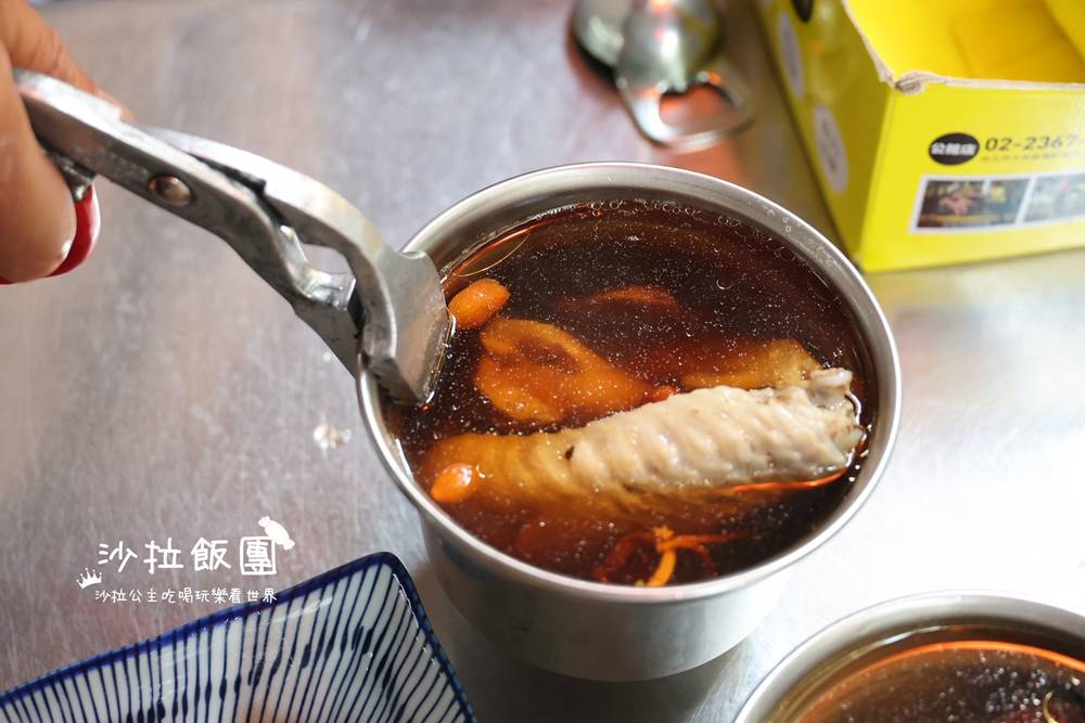 士林夜市美食『堃叔手作糯米腸』糯米腸配雞湯