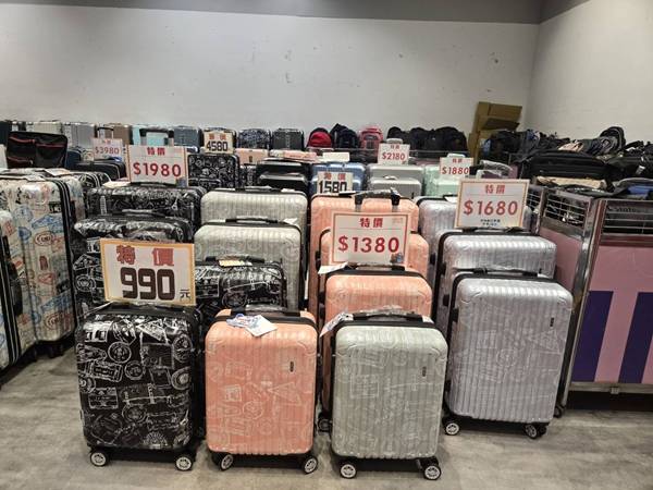台中南區行李箱特賣會,最低990元起、 胖胖箱、前開式行李箱、 後背包 2 台中南區行李箱特賣會,最低990元起、 胖胖箱、前開式行李箱、 後背包