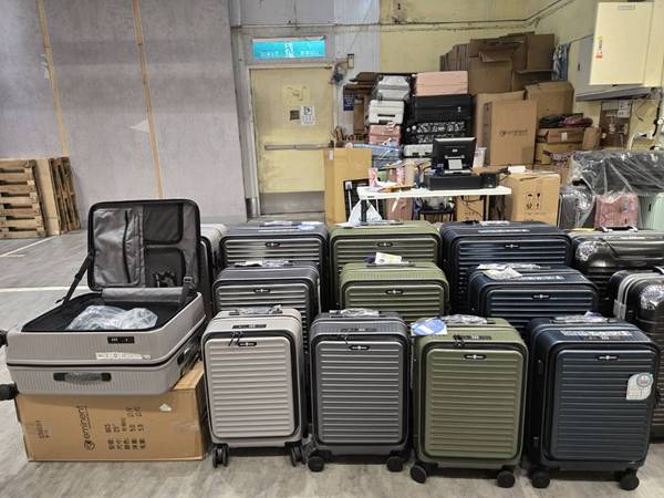 台中南區行李箱特賣會,最低990元起、 胖胖箱、前開式行李箱、 後背包 4 台中南區行李箱特賣會,最低990元起、 胖胖箱、前開式行李箱、 後背包