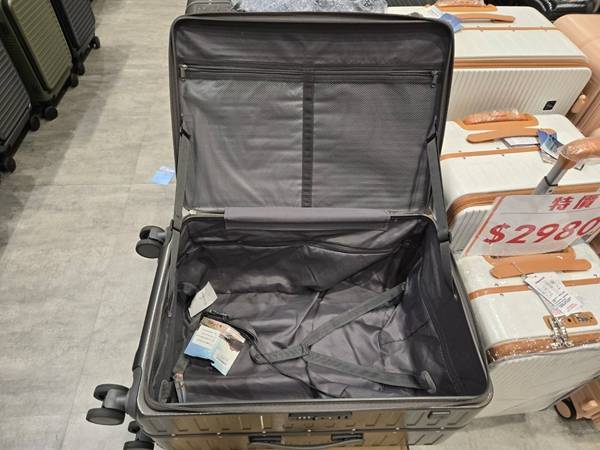 台中南區行李箱特賣會,最低990元起、 胖胖箱、前開式行李箱、 後背包 7 台中南區行李箱特賣會,最低990元起、 胖胖箱、前開式行李箱、 後背包