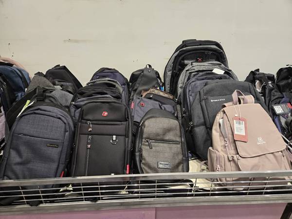 台中南區行李箱特賣會,最低990元起、 胖胖箱、前開式行李箱、 後背包 18 台中南區行李箱特賣會,最低990元起、 胖胖箱、前開式行李箱、 後背包