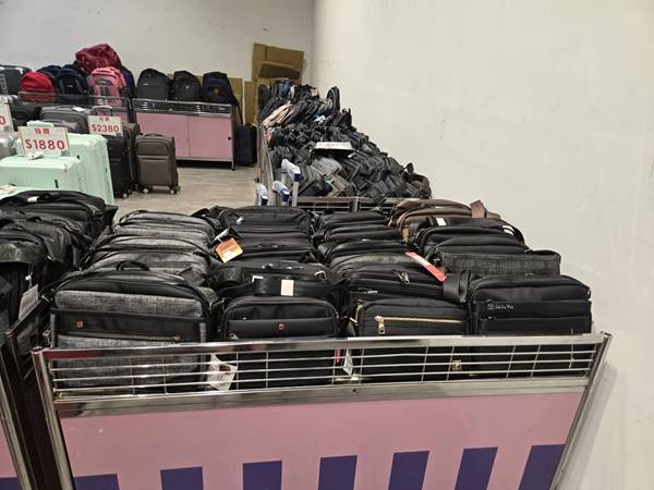 台中南區行李箱特賣會,最低990元起、 胖胖箱、前開式行李箱、 後背包 21 台中南區行李箱特賣會,最低990元起、 胖胖箱、前開式行李箱、 後背包