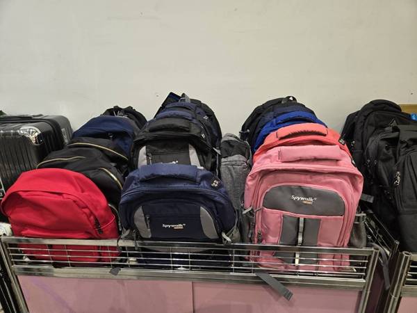 台中南區行李箱特賣會,最低990元起、 胖胖箱、前開式行李箱、 後背包 19 台中南區行李箱特賣會,最低990元起、 胖胖箱、前開式行李箱、 後背包