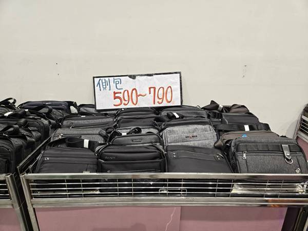 台中南區行李箱特賣會,最低990元起、 胖胖箱、前開式行李箱、 後背包 20 台中南區行李箱特賣會,最低990元起、 胖胖箱、前開式行李箱、 後背包